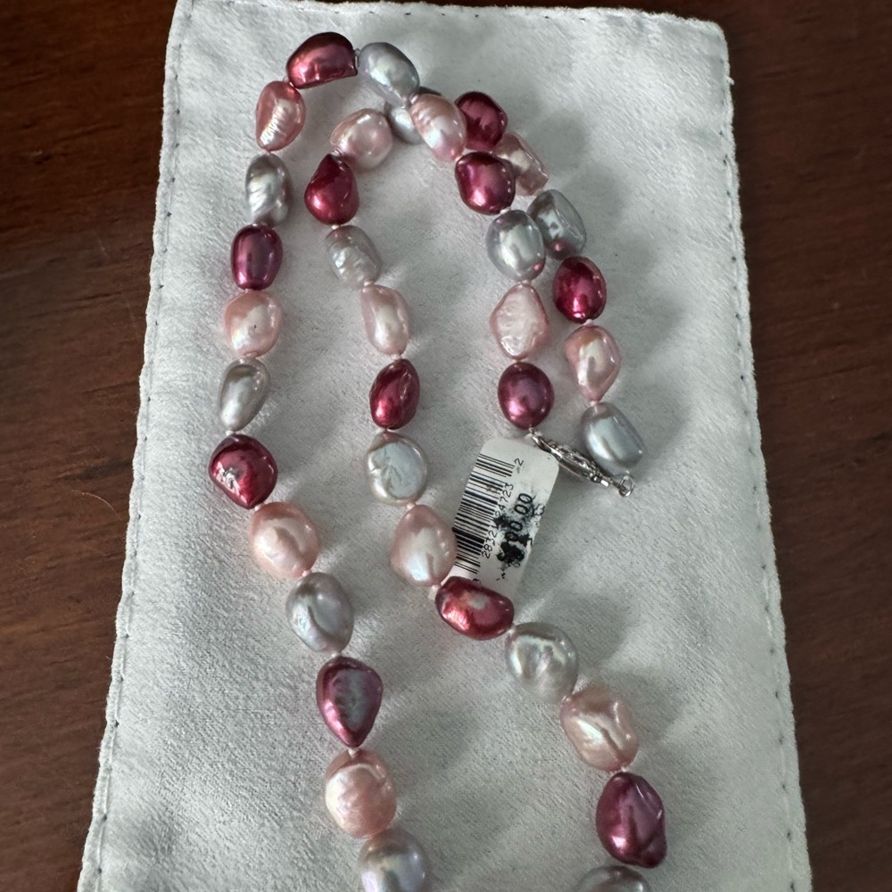 NWT Pink and Silver Fresh Water Pearl Necklace - Picture 2 of 2